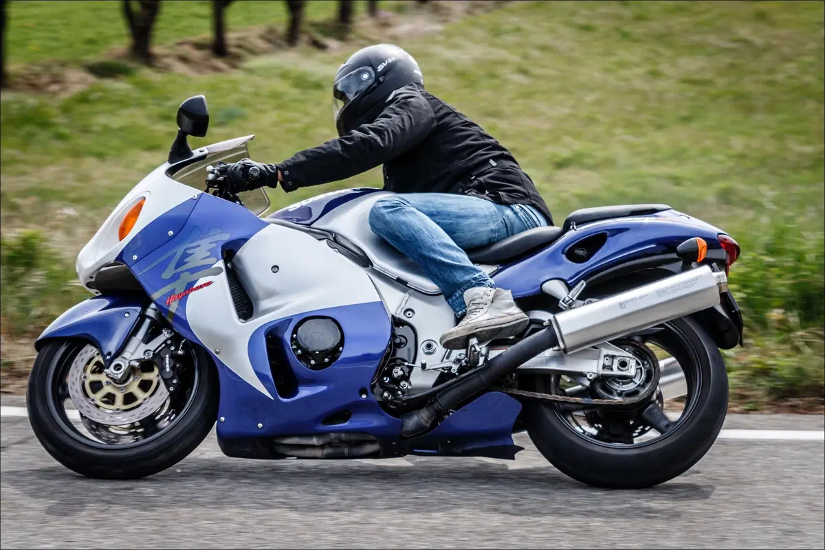 Suzuki Hayabusa GSX 1300R TEST youngtimer: la più veloce del mondo (4)
