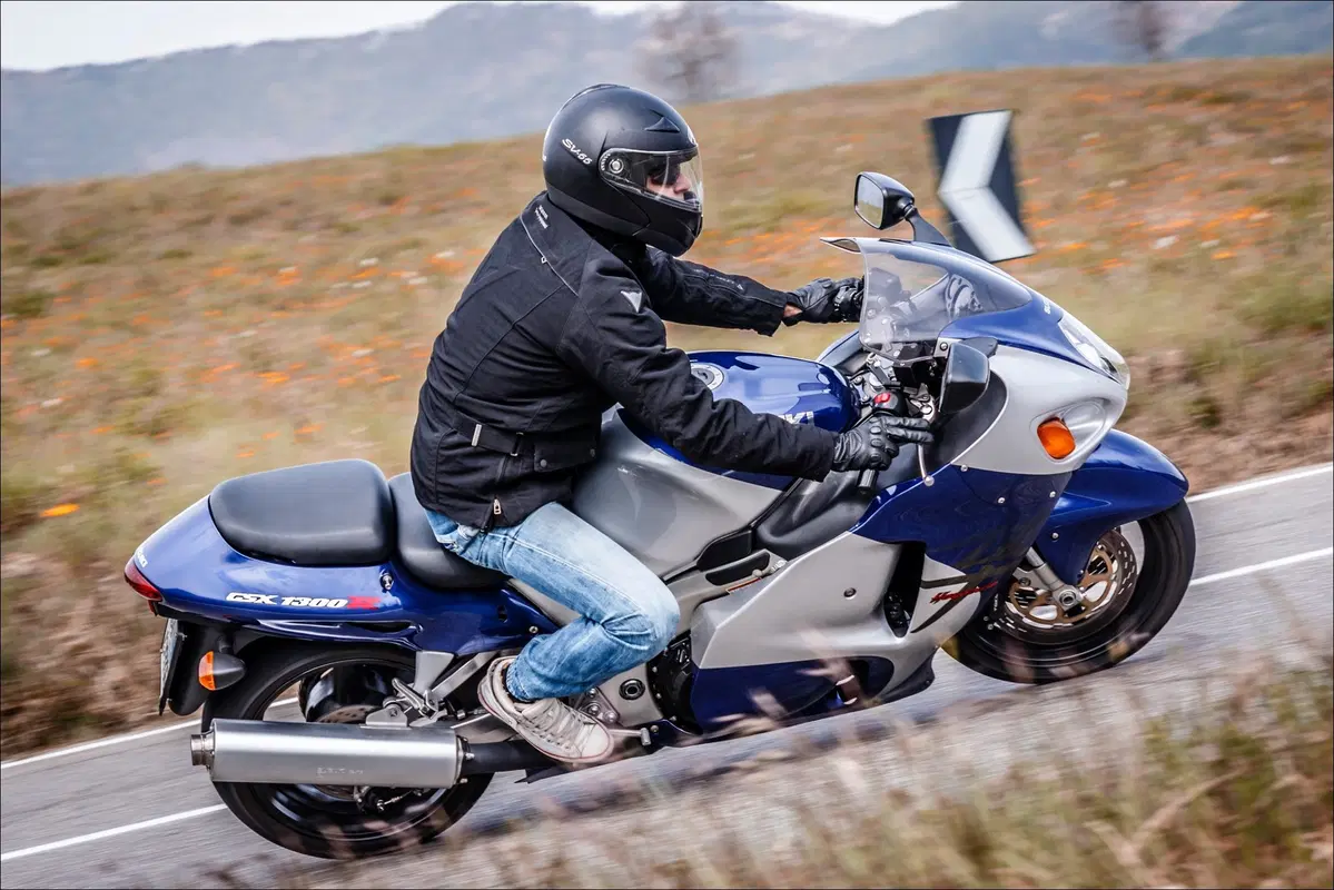 Suzuki Hayabusa GSX 1300R TEST youngtimer: la più veloce del mondo (2)