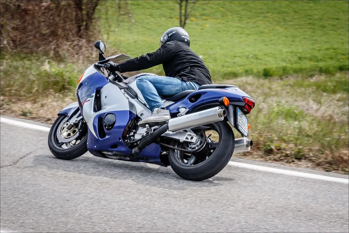 Suzuki Hayabusa GSX 1300R TEST youngtimer: la più veloce del mondo (3)
