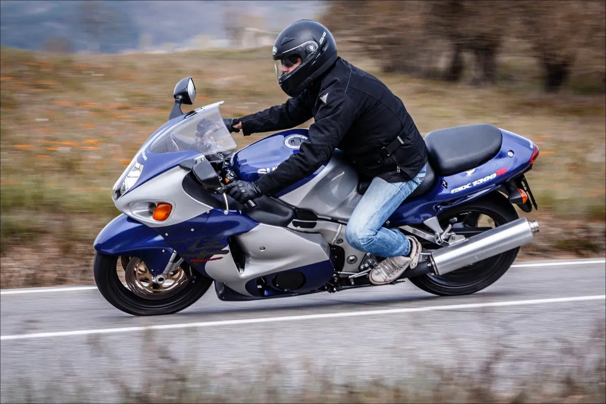 Suzuki Hayabusa GSX 1300R TEST youngtimer: la più veloce del mondo (7)