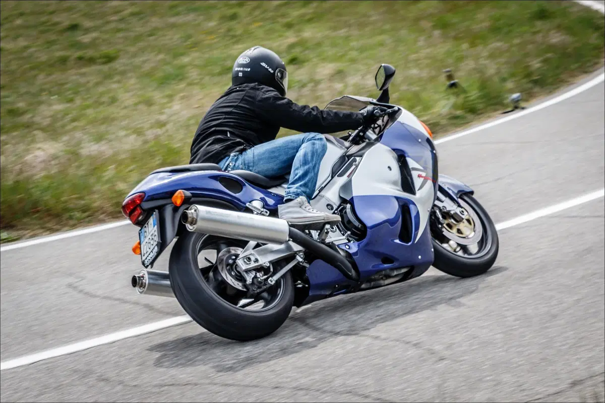 Suzuki Hayabusa GSX 1300R TEST youngtimer: la più veloce del mondo (6)
