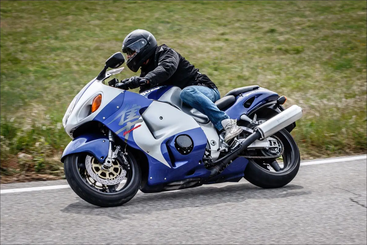 Suzuki Hayabusa GSX 1300R TEST youngtimer: la più veloce del mondo (5)