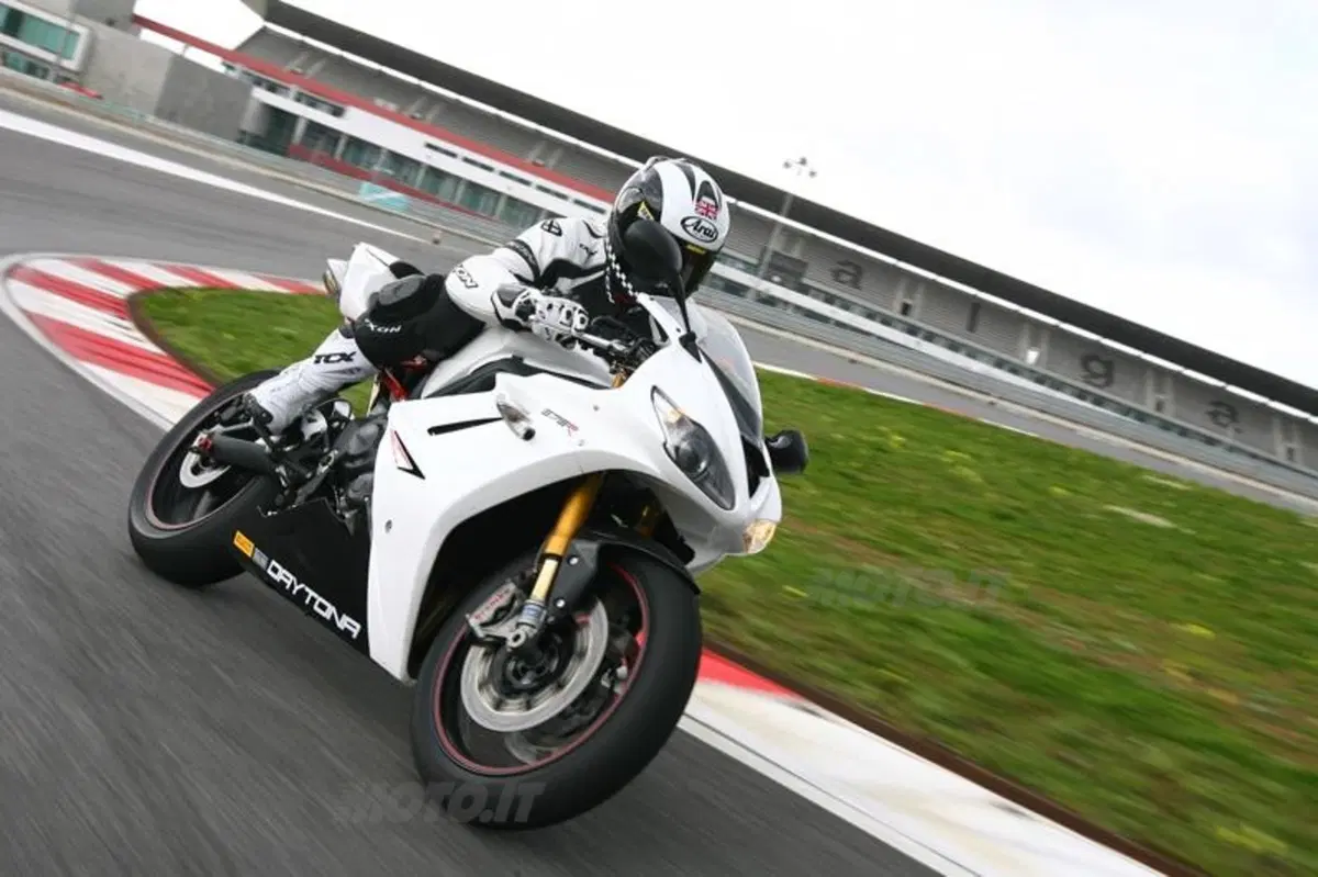 Triumph Daytona 675R   (2)