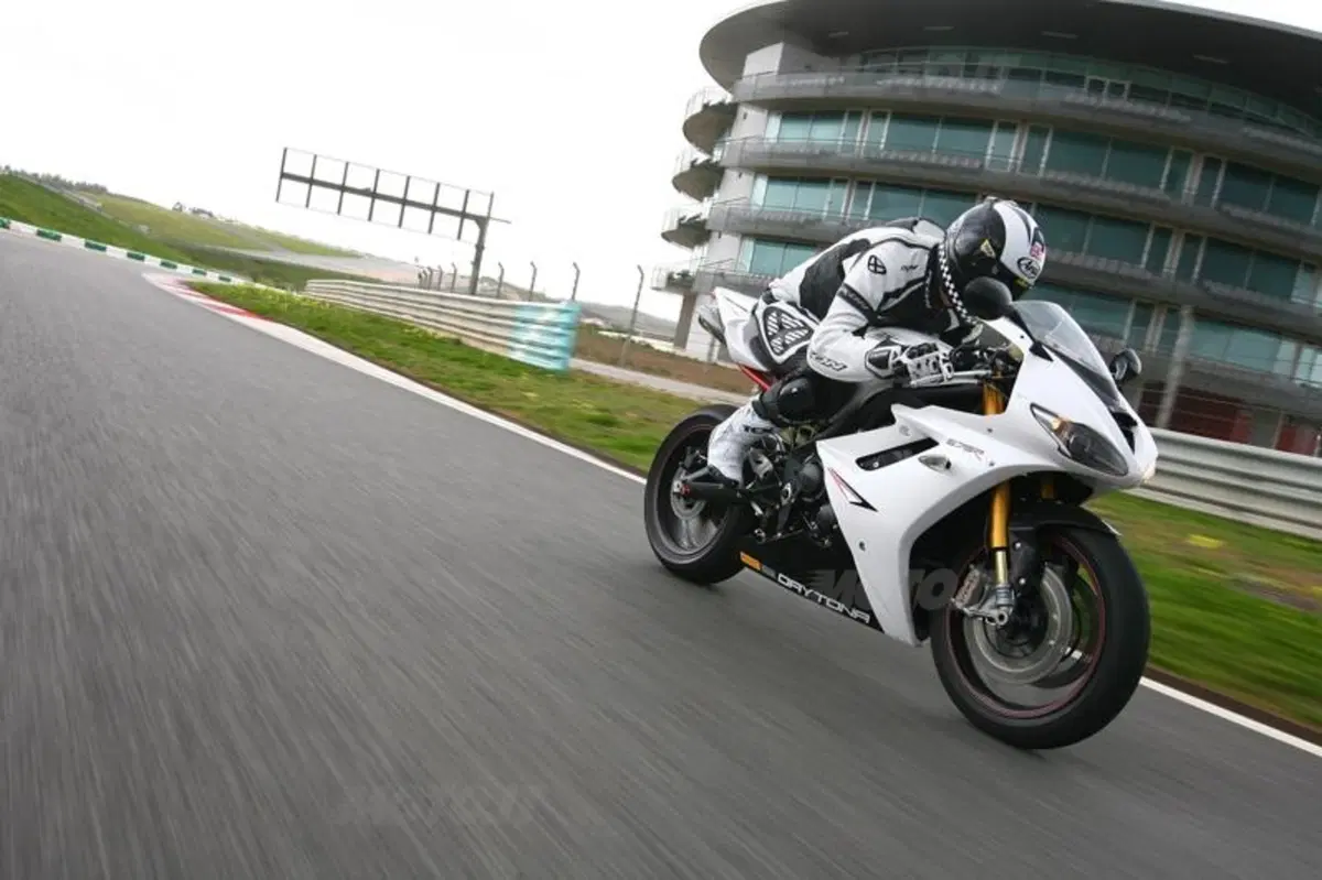 Triumph Daytona 675R   (4)