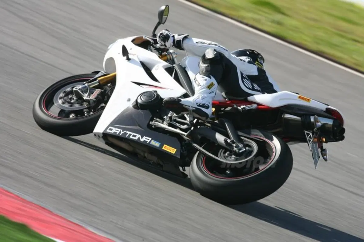 Triumph Daytona 675R   (7)