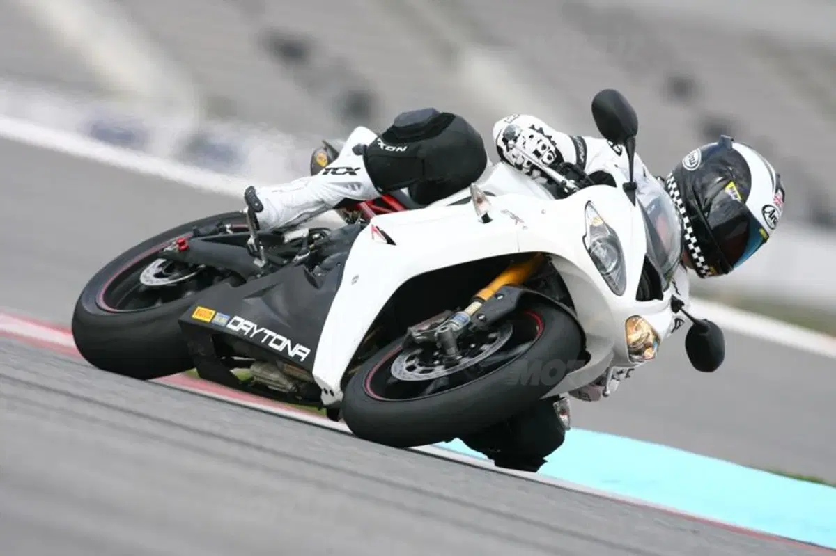 Triumph Daytona 675R   (17)