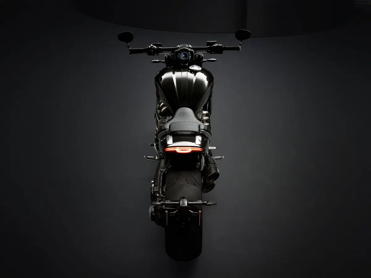 Triumph Rocket 3 TFC 2019: serie limitata e motore 2.500 cc (5)