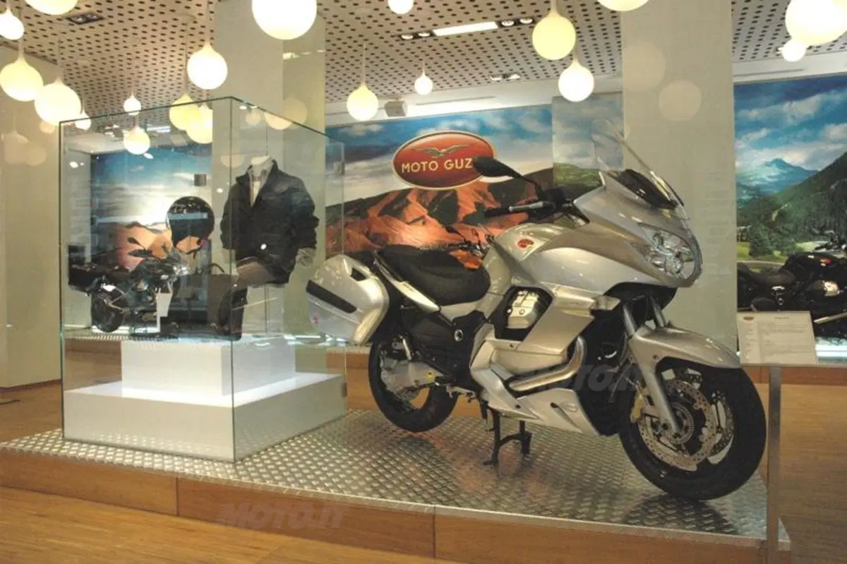  Moto Guzzi Norge GT 8V e Stelvio 8V esposte allo spazio Broletto (2)