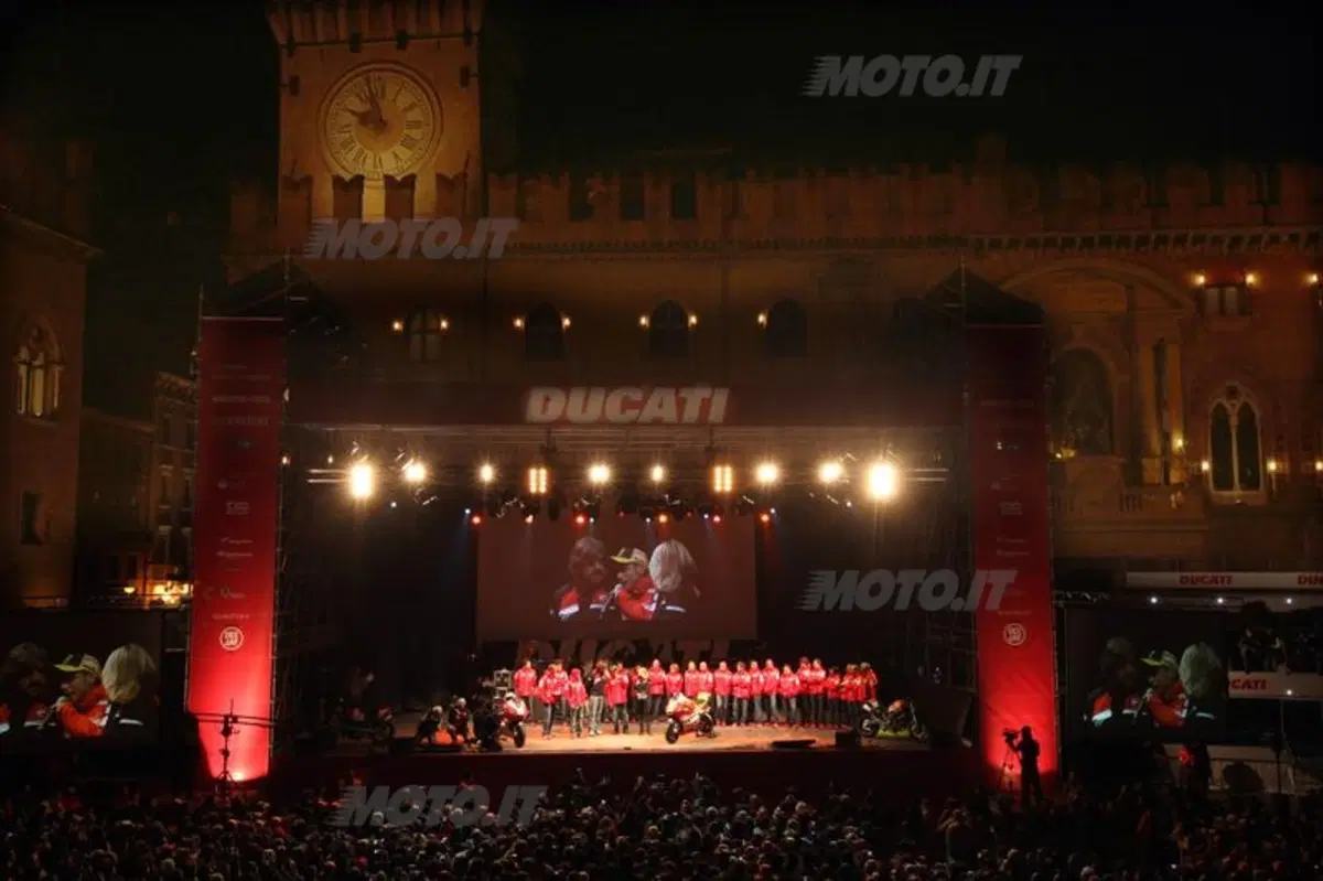 A Bologna 40.000 tifosi in piazza per Rossi, Hayden e la Ducati! (2)