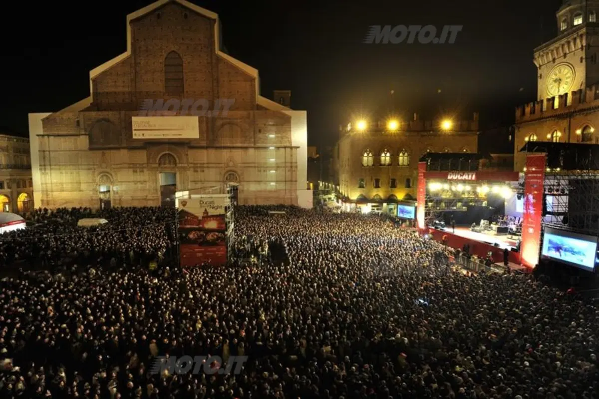 A Bologna 40.000 tifosi in piazza per Rossi, Hayden e la Ducati! (3)