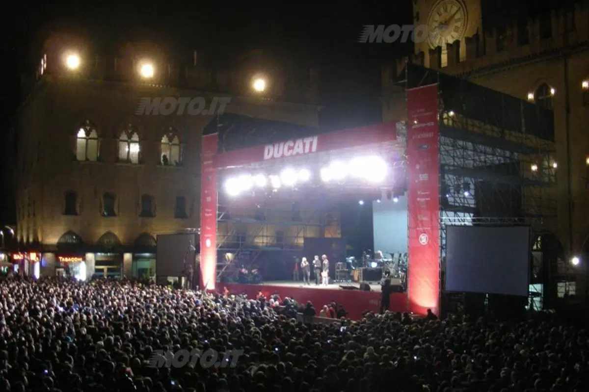 A Bologna 40.000 tifosi in piazza per Rossi, Hayden e la Ducati! (7)