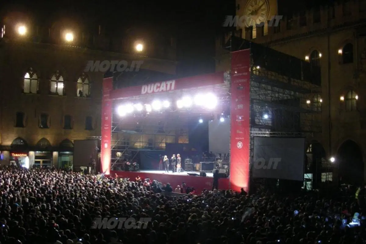 A Bologna 40.000 tifosi in piazza per Rossi, Hayden e la Ducati! (8)
