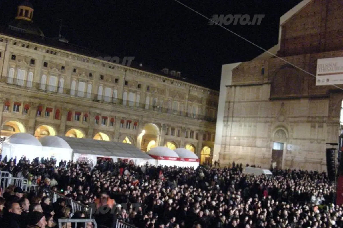A Bologna 40.000 tifosi in piazza per Rossi, Hayden e la Ducati! (9)