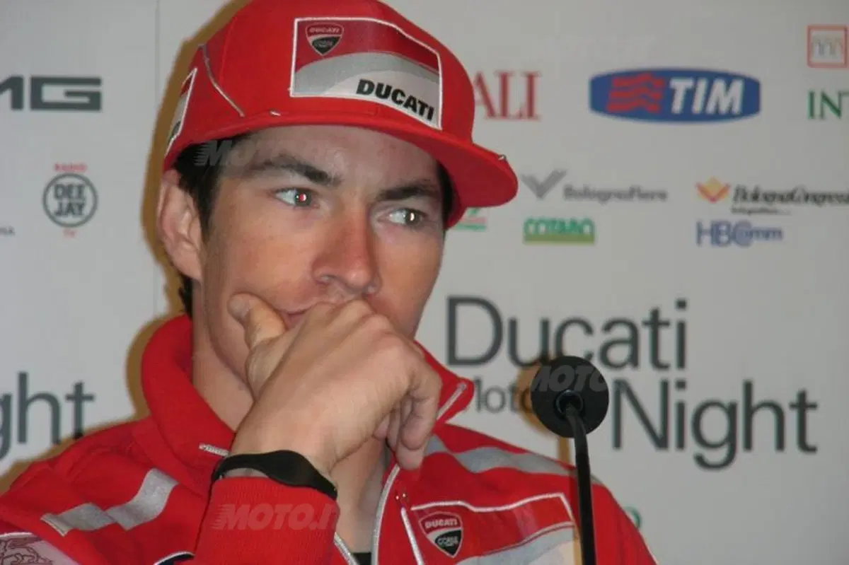 A Bologna 40.000 tifosi in piazza per Rossi, Hayden e la Ducati! (13)