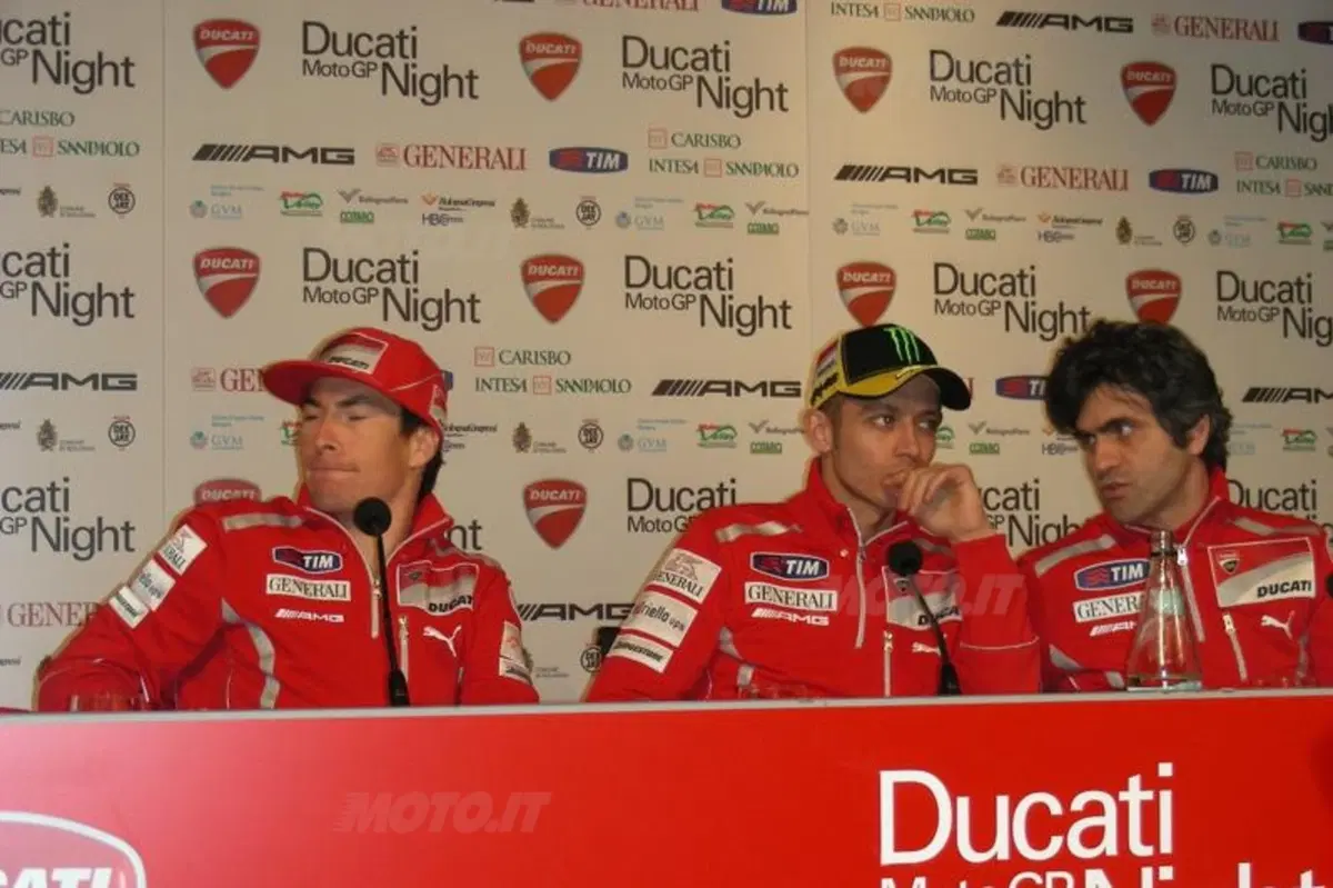 A Bologna 40.000 tifosi in piazza per Rossi, Hayden e la Ducati! (15)