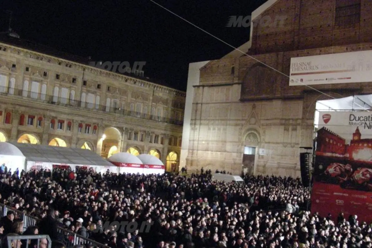 A Bologna 40.000 tifosi in piazza per Rossi, Hayden e la Ducati! (18)