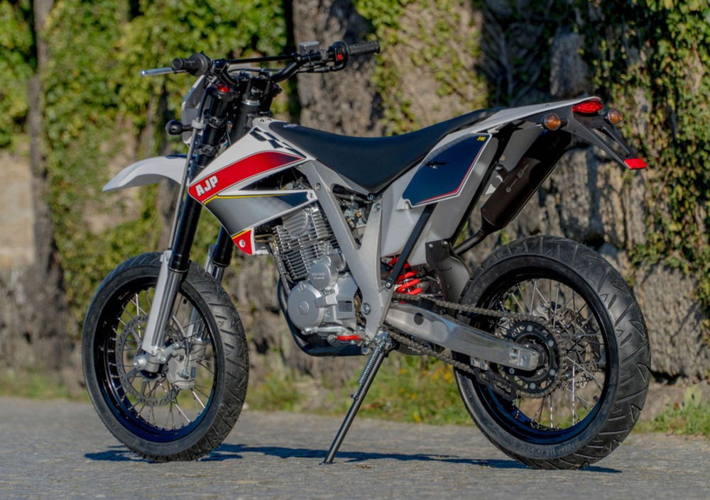 AJP PR3 125 Supermoto (2019 - 20) (3)