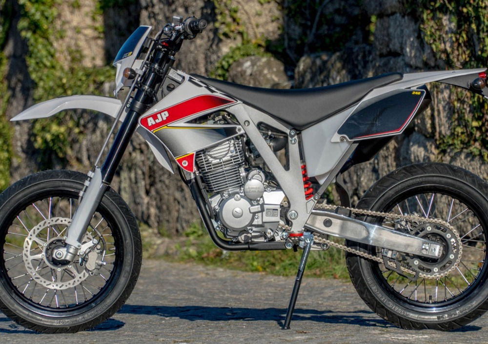 AJP PR3 125 Supermoto (2019 - 20) (4)