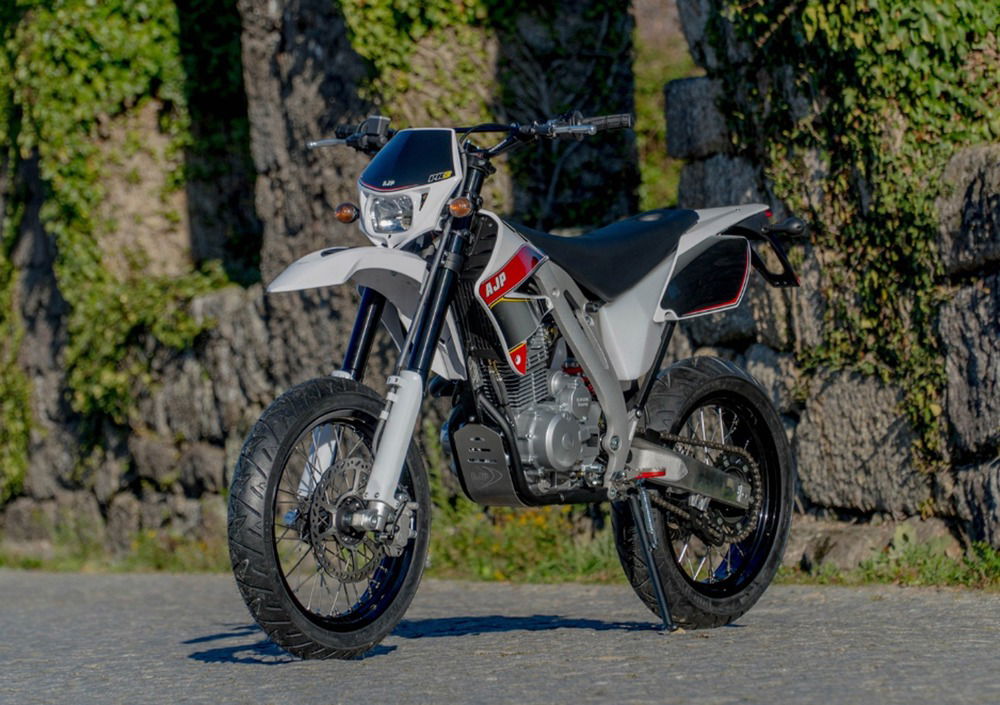 AJP PR3 240 Supermoto (2019 - 20) (2)