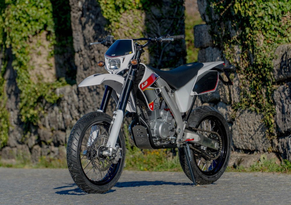 AJP PR4 240 Supermoto Pro (2019 - 20) (2)