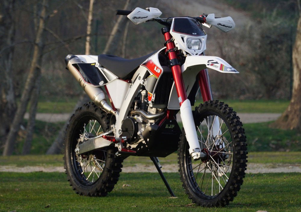 AJP PR5 250 Extreme (2019 - 20) (2)