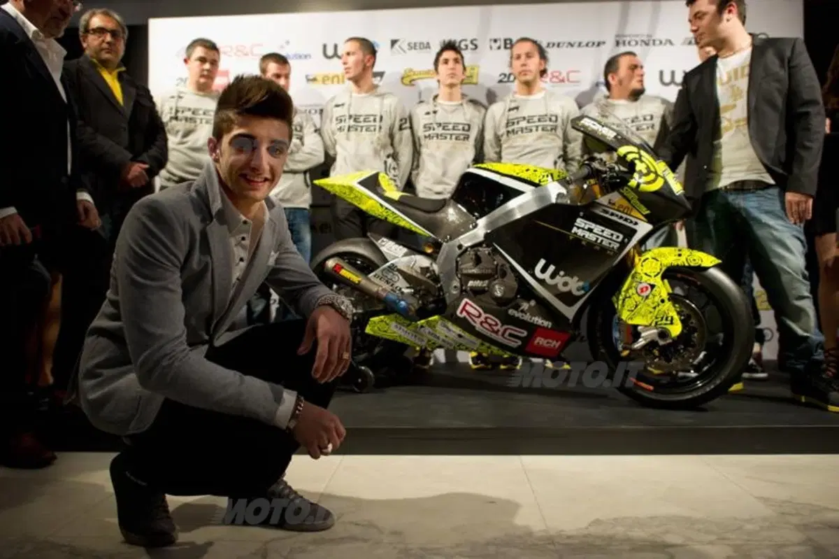 Andrea Iannone presenta il suo nuovo team (2)