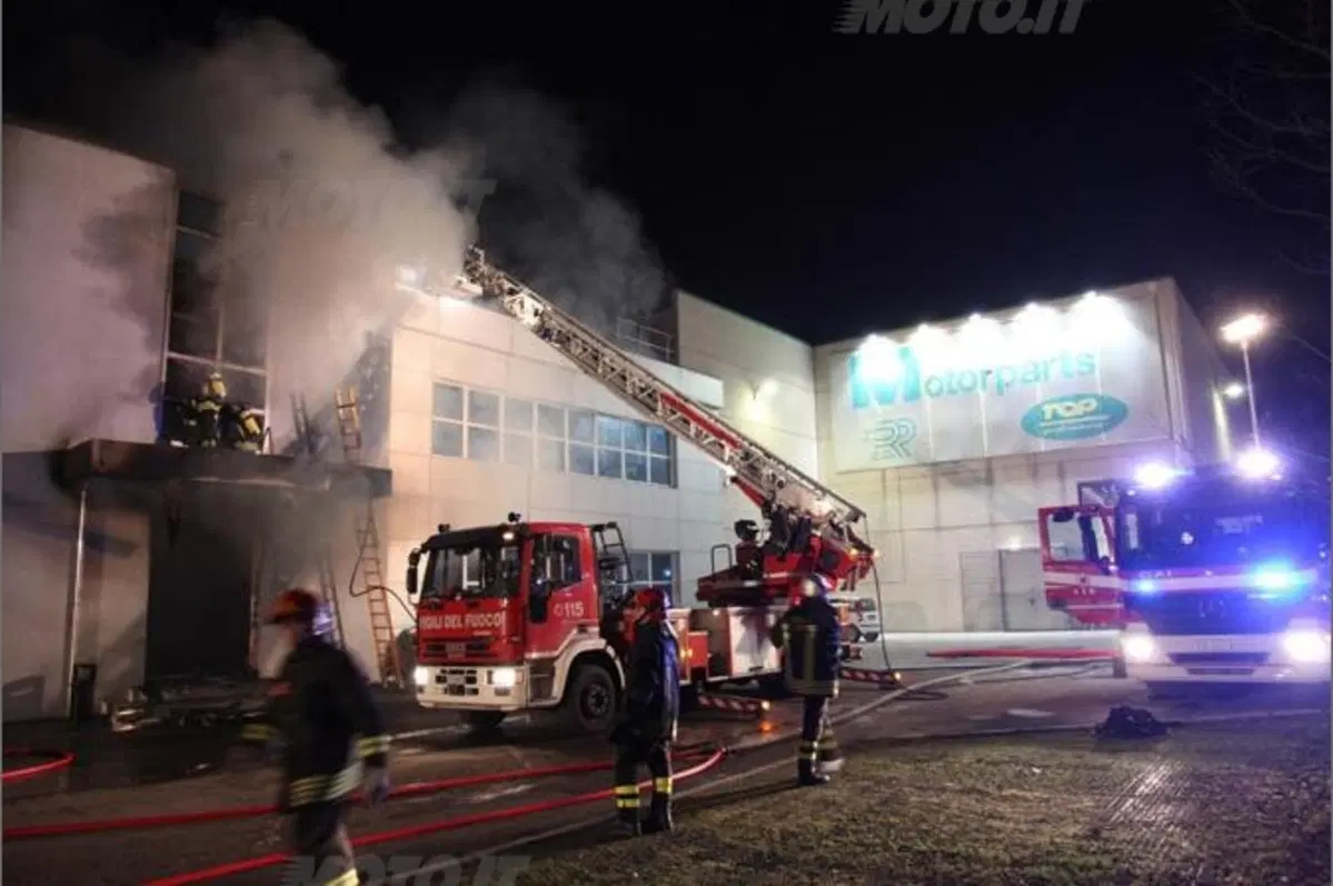 Incendio distrugge gli uffici della Minarelli (2)