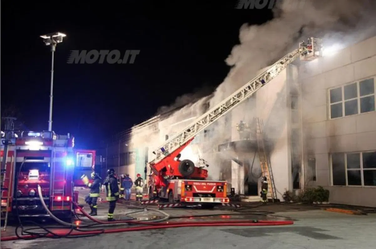 Incendio distrugge gli uffici della Minarelli (3)