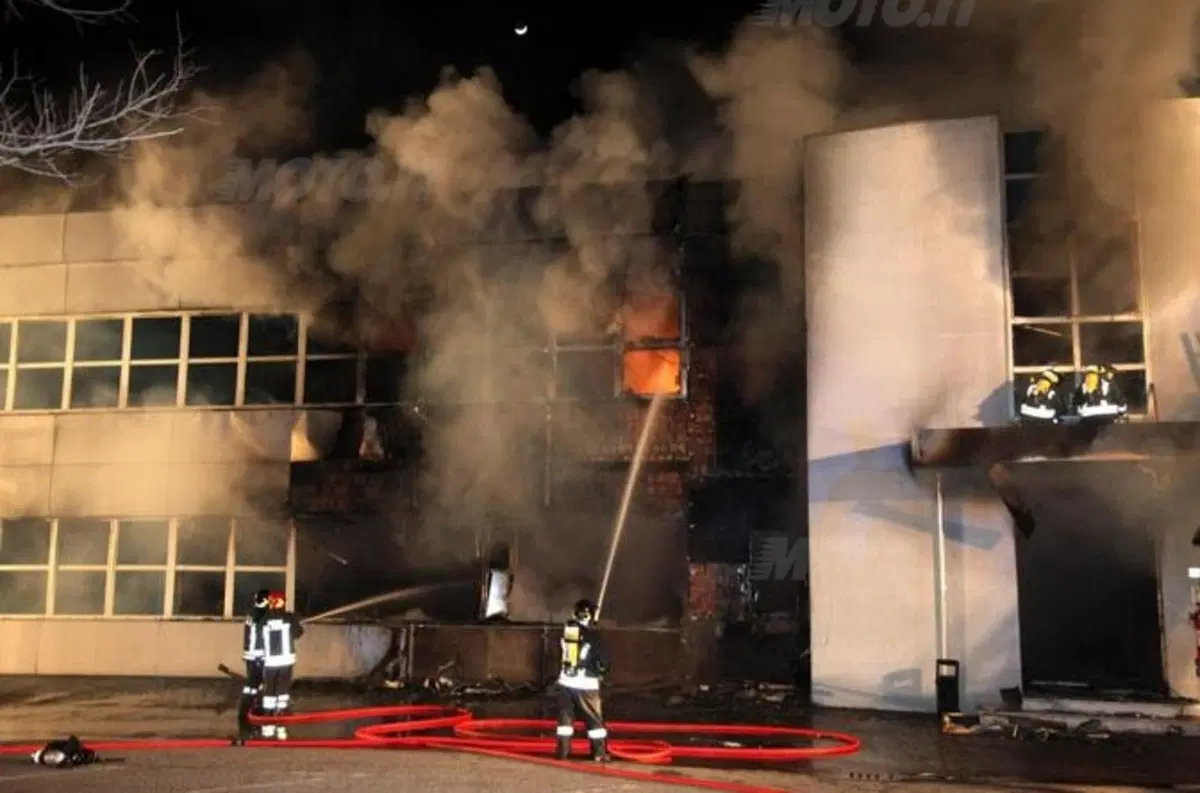 Incendio distrugge gli uffici della Minarelli (4)