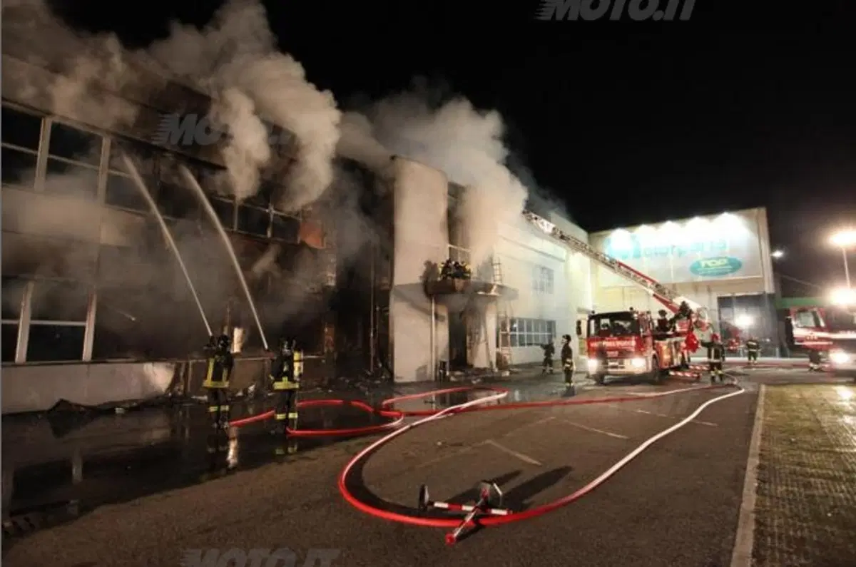 Incendio distrugge gli uffici della Minarelli (5)