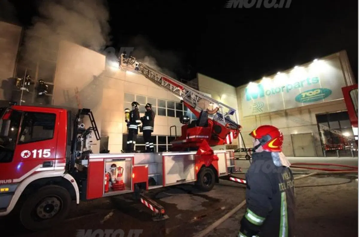 Incendio distrugge gli uffici della Minarelli (6)