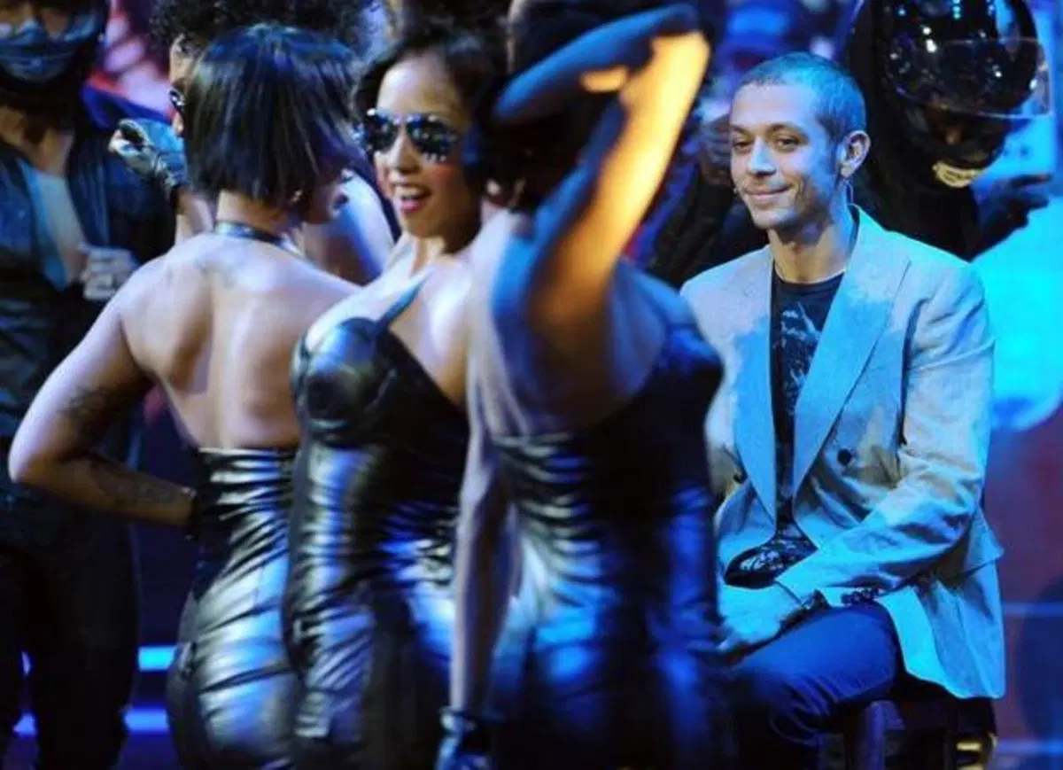 Rossi da Chiambretti: "La spalla mi fa male. La SBK? E' un po' la Serie B..." (2)