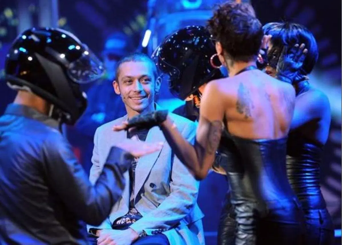 Rossi da Chiambretti: "La spalla mi fa male. La SBK? E' un po' la Serie B..." (3)