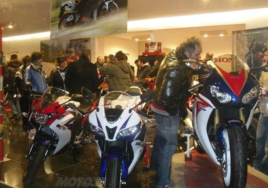 Dovizioso all'inaugurazione di Moto Macchion