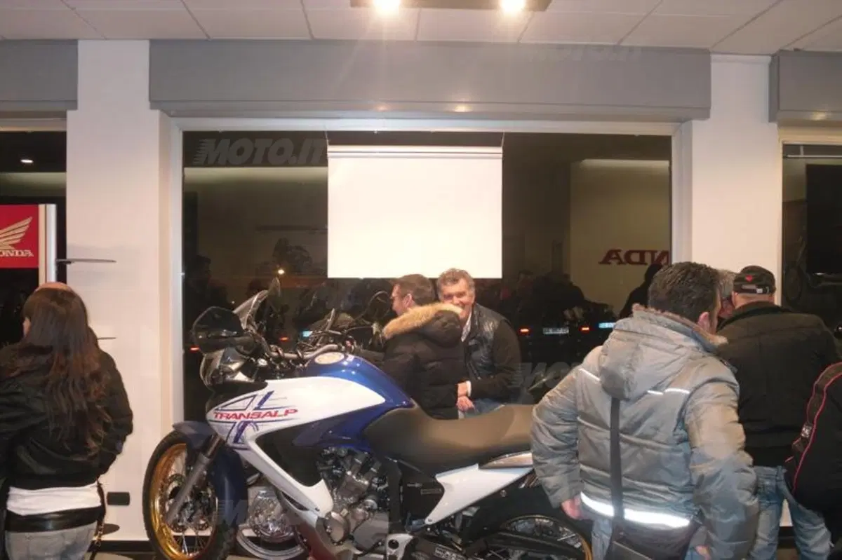 Dovizioso all'inaugurazione di Moto Macchion