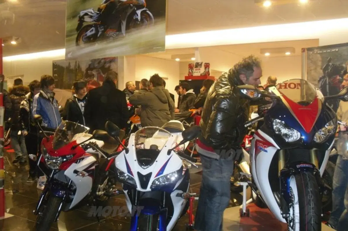 Dovizioso all'inaugurazione di Moto Macchion (2)