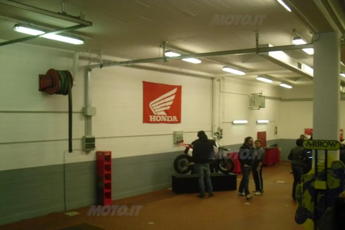 Dovizioso all'inaugurazione di Moto Macchion (3)
