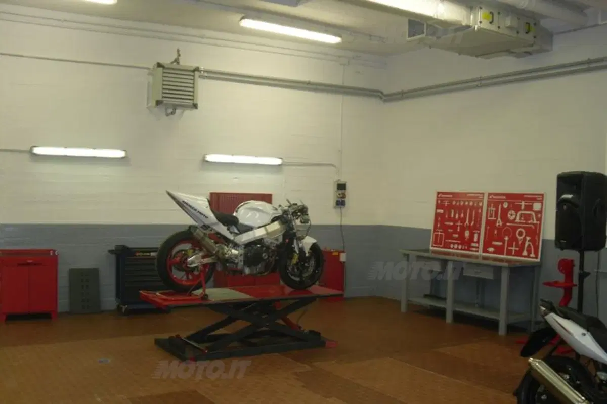 Dovizioso all'inaugurazione di Moto Macchion (4)