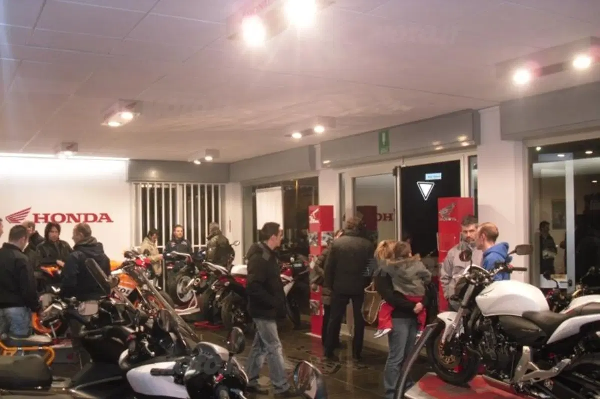 Dovizioso all'inaugurazione di Moto Macchion (6)