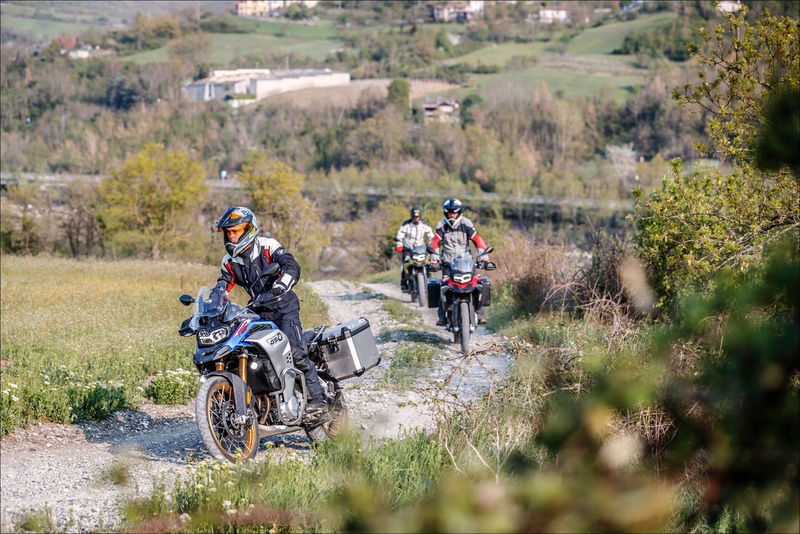 Marco guida il gruppo in fuoristrada