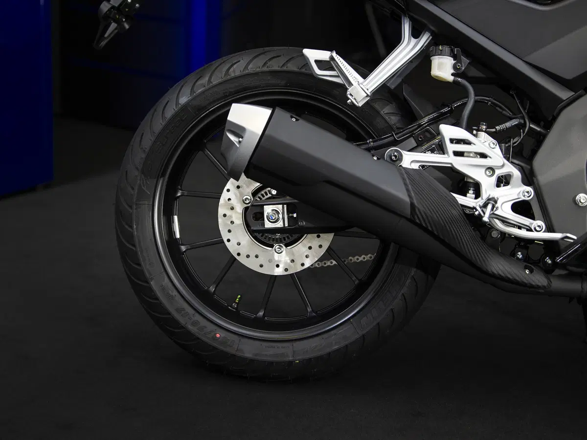Yamaha YZF-R125 Monster Energy 2019: MotoGP replica (16)