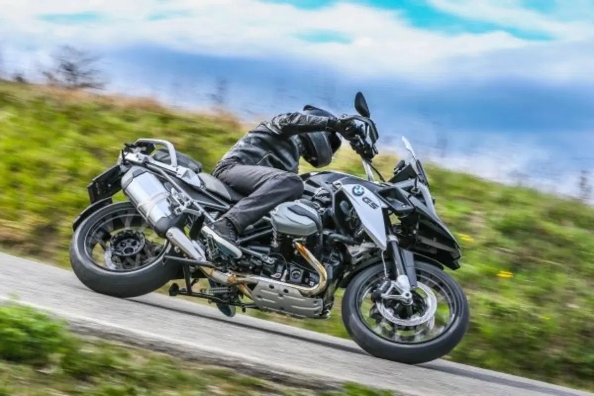 BMW R 1200 GS Triple Black 2016: prezzo e dotazioni (3)
