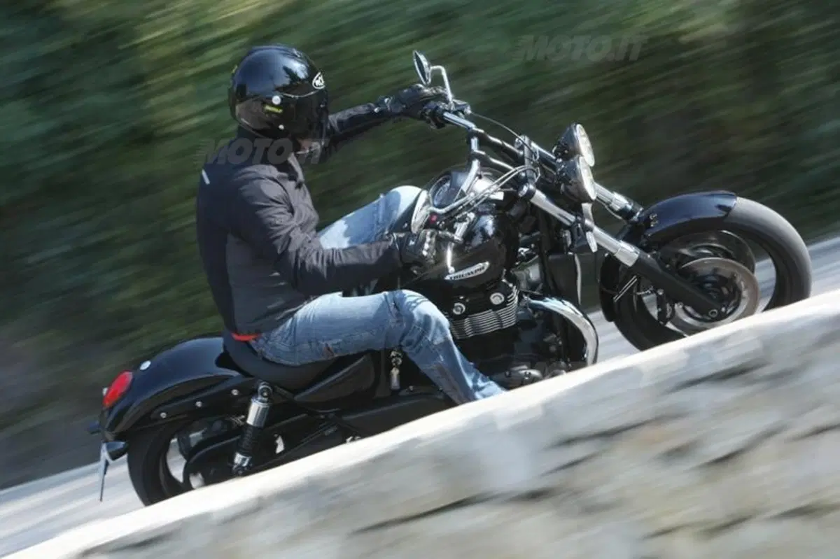 Triumph Thunderbird Storm 1700   (3)