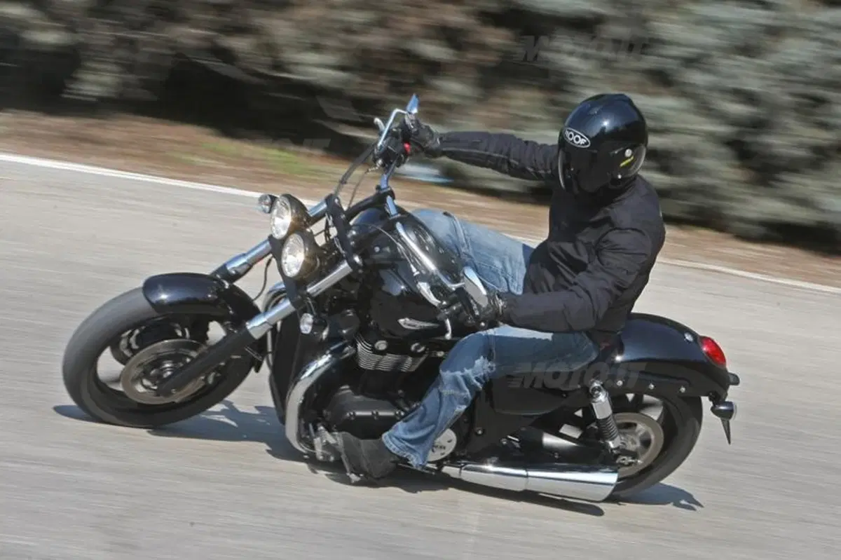 Triumph Thunderbird Storm 1700   (4)