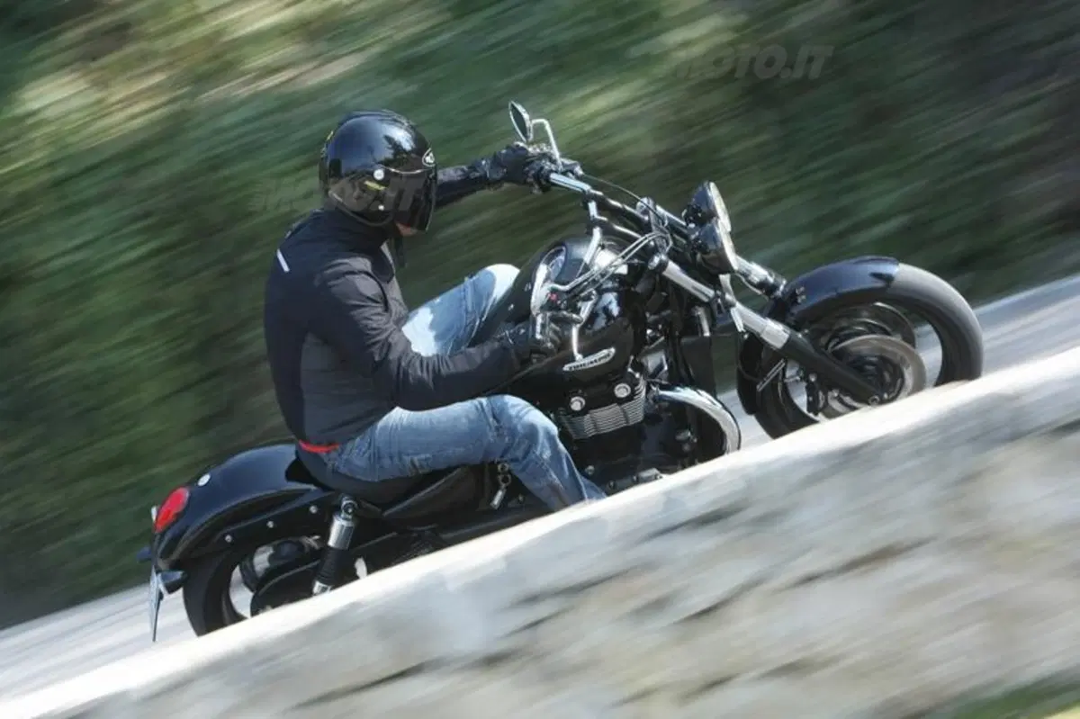 Triumph Thunderbird Storm 1700   (7)