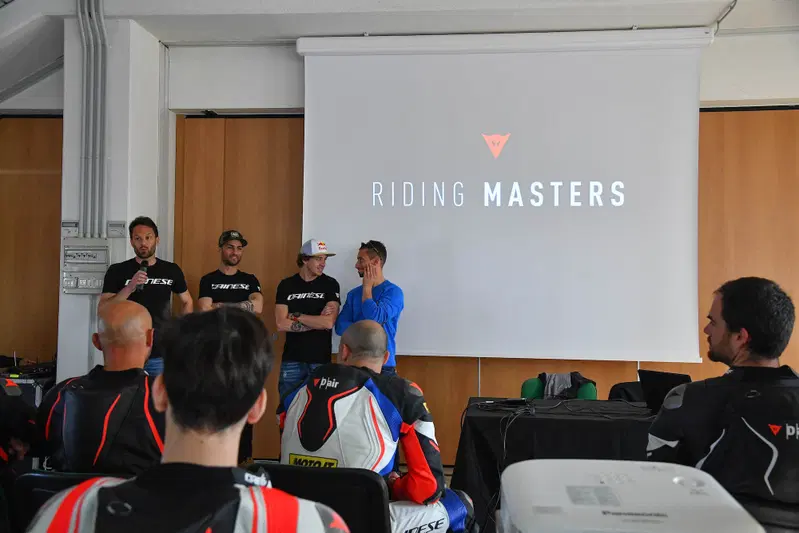 Mattia Pasini, Marco Bezzecchi e Manuel Poggiali con il responsabile del corso Luca Bono