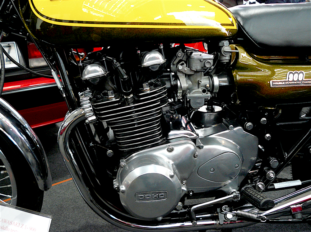Nel motore bialbero della Kawasaki Z1 di 900 cm3, presentata al salone di Colonia del 1972, l&rsquo;albero a gomiti era composito (9 parti unite con interferenza) e lavorava su cuscinetti a rotolamento
