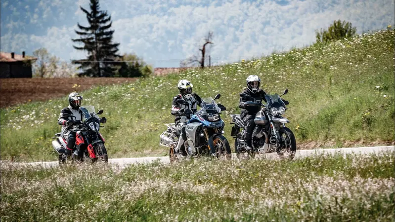 Moto Guzzi V85TT, KTM 790 Adventure e BMW F850GS ADV: comparativa maxienduro 2019