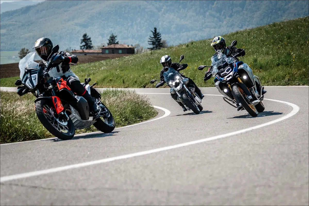 Moto Guzzi V85TT, KTM 790 Adventure e BMW F850GS ADV: comparativa maxienduro 2019 (5)