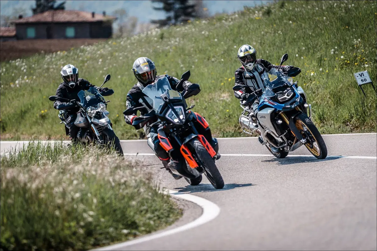Moto Guzzi V85TT, KTM 790 Adventure e BMW F850GS ADV: comparativa maxienduro 2019 (3)
